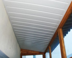 Потолок на балконе из пластиковых панелей