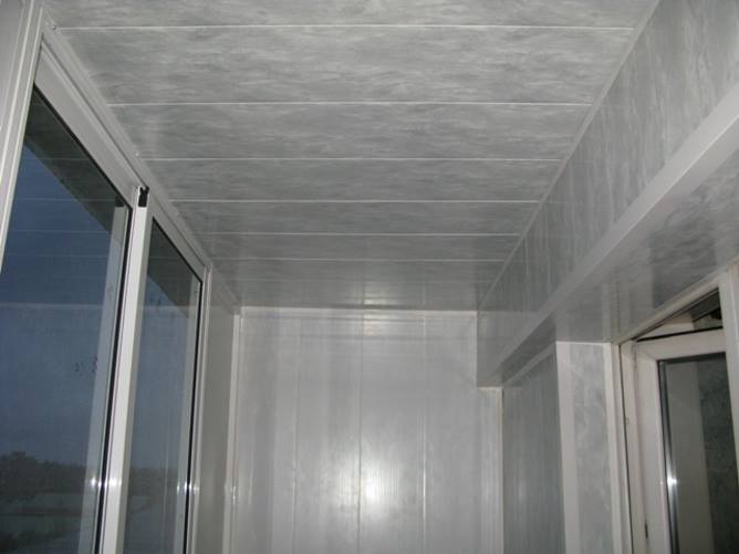 Потолок из пластиковых панелей
