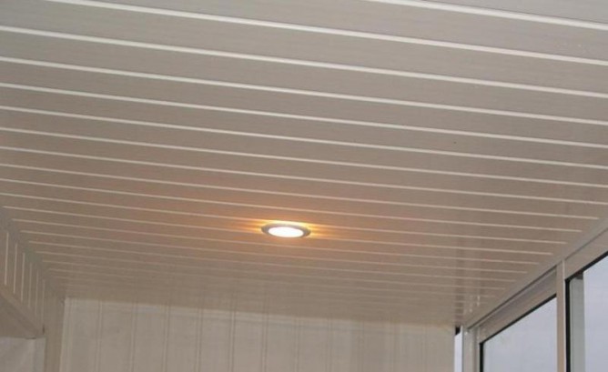Как обшить потолок на балконе пластиковыми панелями