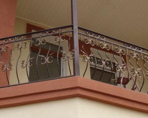 Кованые перила на балконе