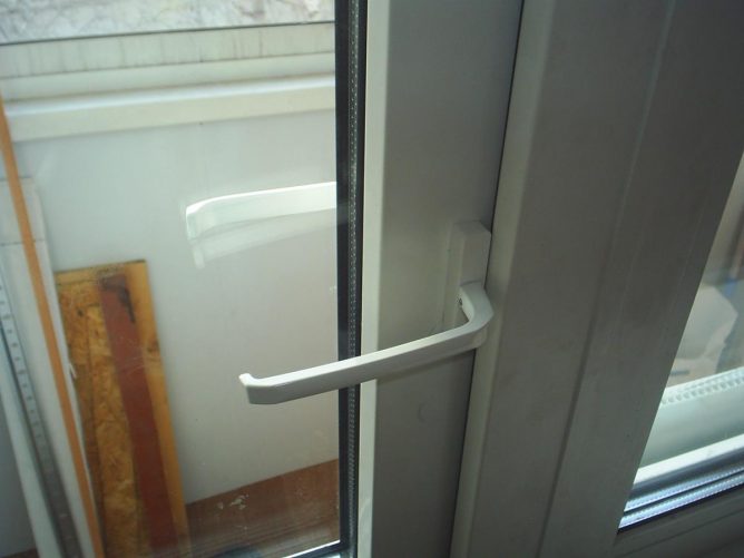 Закрытая балконная дверь